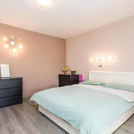 Apartment Stunning In With 1 Bedrooms And Wifi *