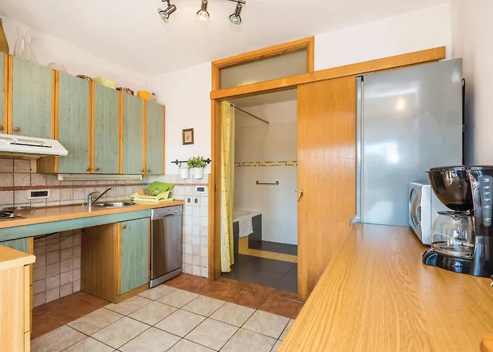 1 Bedroom Gorgeous In Apartamento Rijeka
